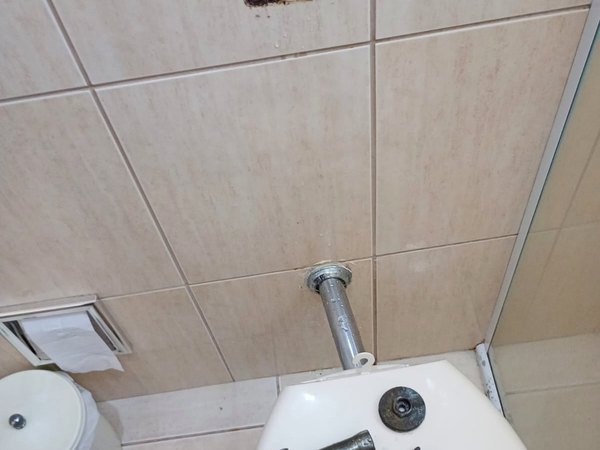 Válvula de descarga acessada pela parede para manutenção